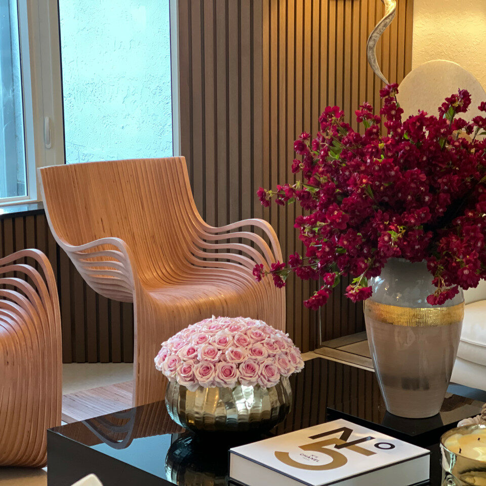 Vase „Göttin“ mit burgunderroten Blütenzweige