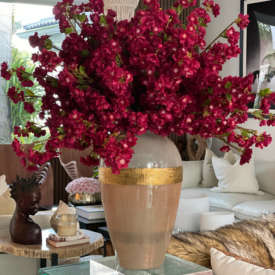 Vase „Göttin“ mit burgunderroten Blütenzweige
