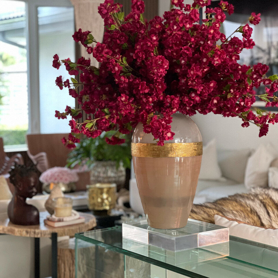 Vase „Göttin“ mit burgunderroten Blütenzweige