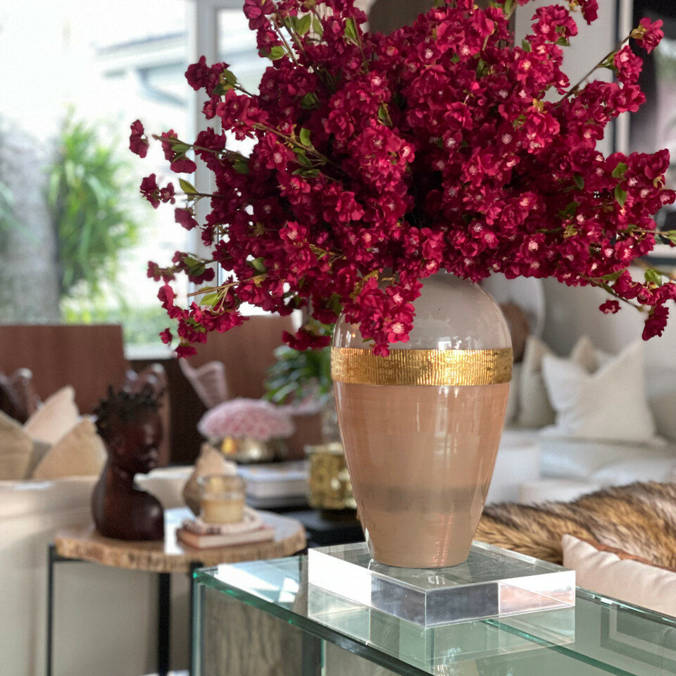 Vase „Göttin“ mit burgunderroten Blütenzweige