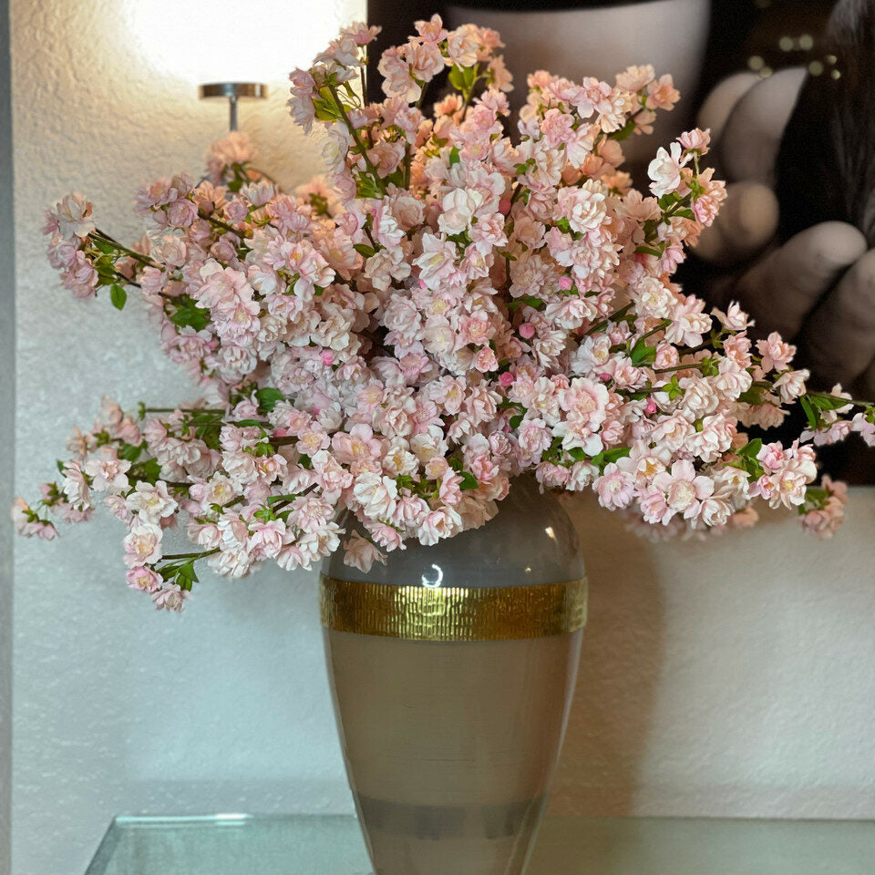 Vase „Göttin“ mit rosa Blütenzweige