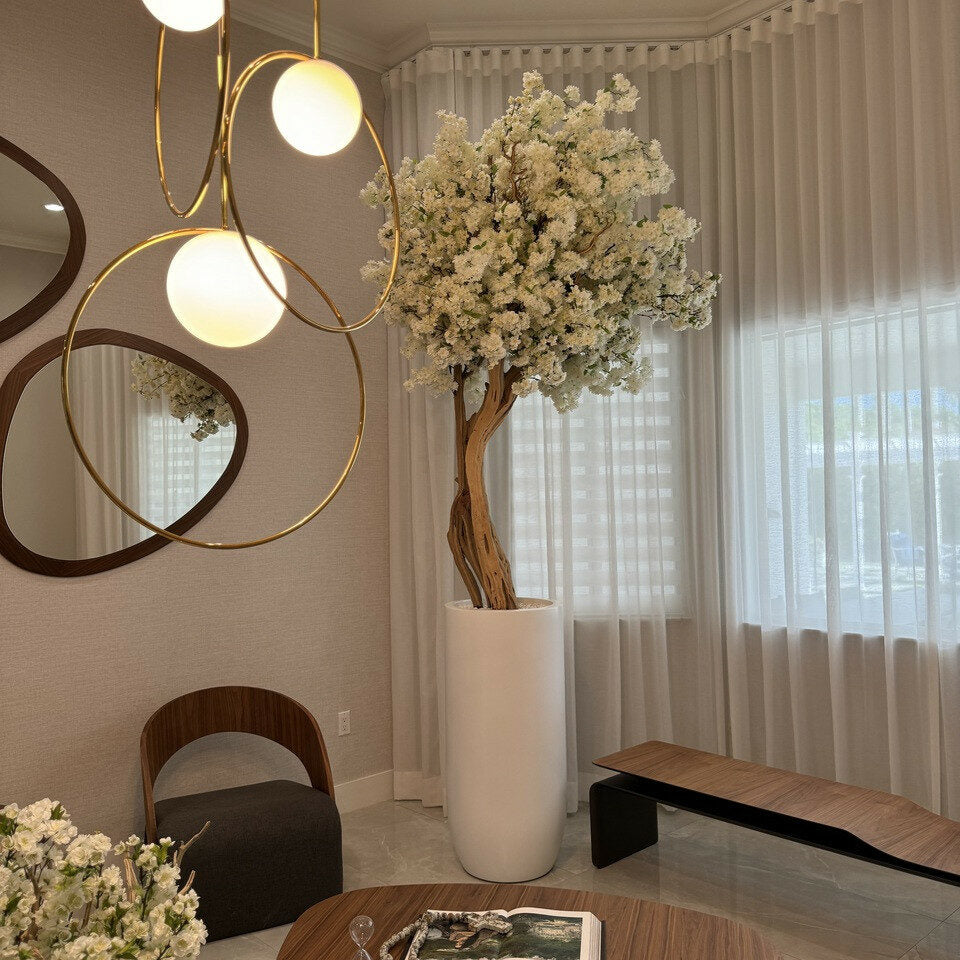 Mattbeige St. Tropez Vase mit weißem Blütenzweigebaum