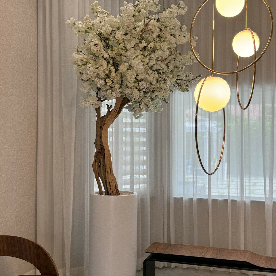 Mattbeige St. Tropez Vase mit weißem Blütenzweigebaum