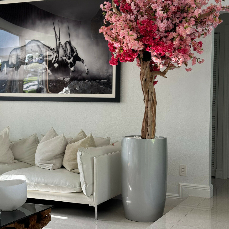 Lissabon-Vase in glänzendem Silber mit personalisierten dreifarbigen rosa Blütenzweige