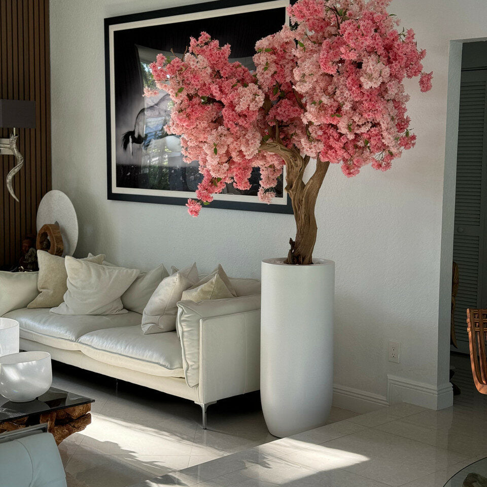 Matte weiße St. Tropez-Vase mit personalisierten rosa Blütenzweige