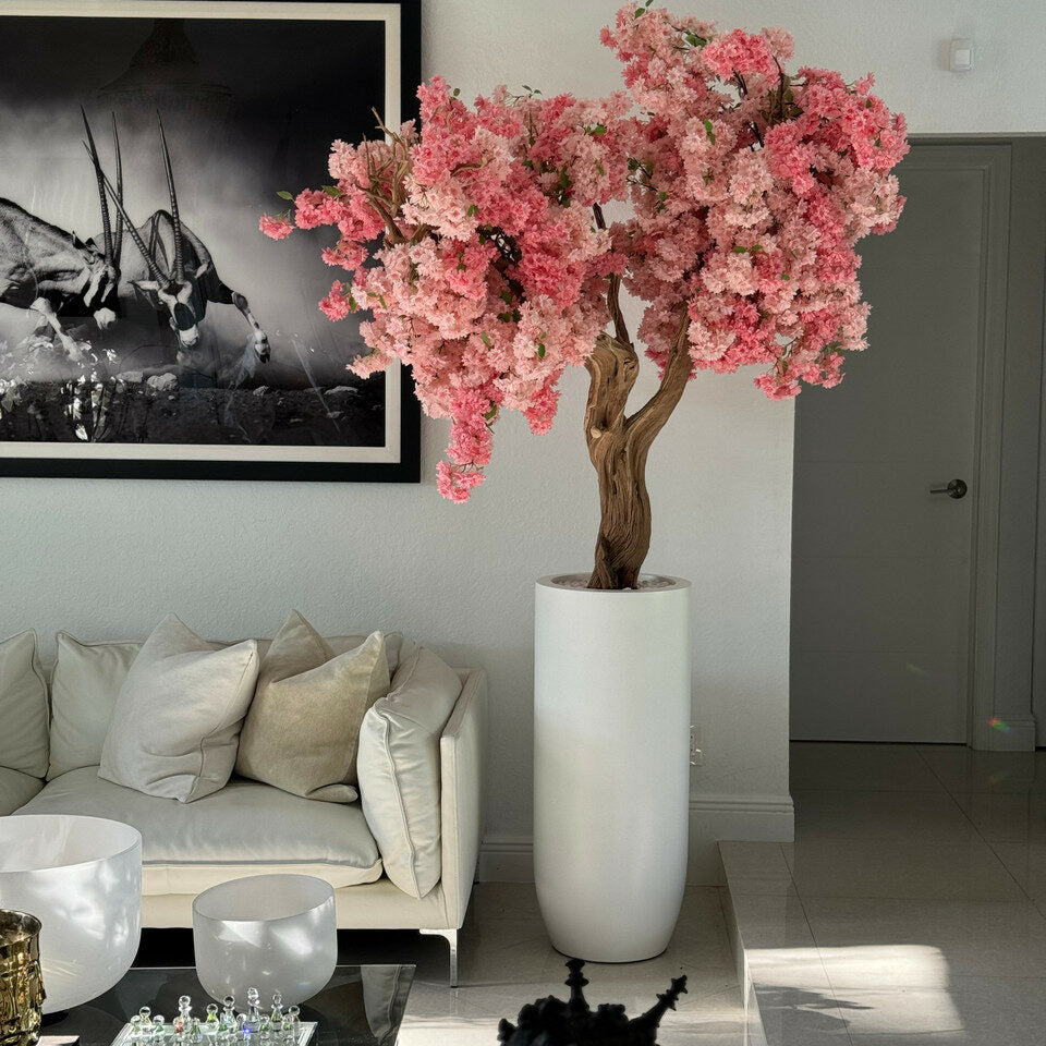Matte weiße St. Tropez-Vase mit personalisierten rosa Blütenzweige