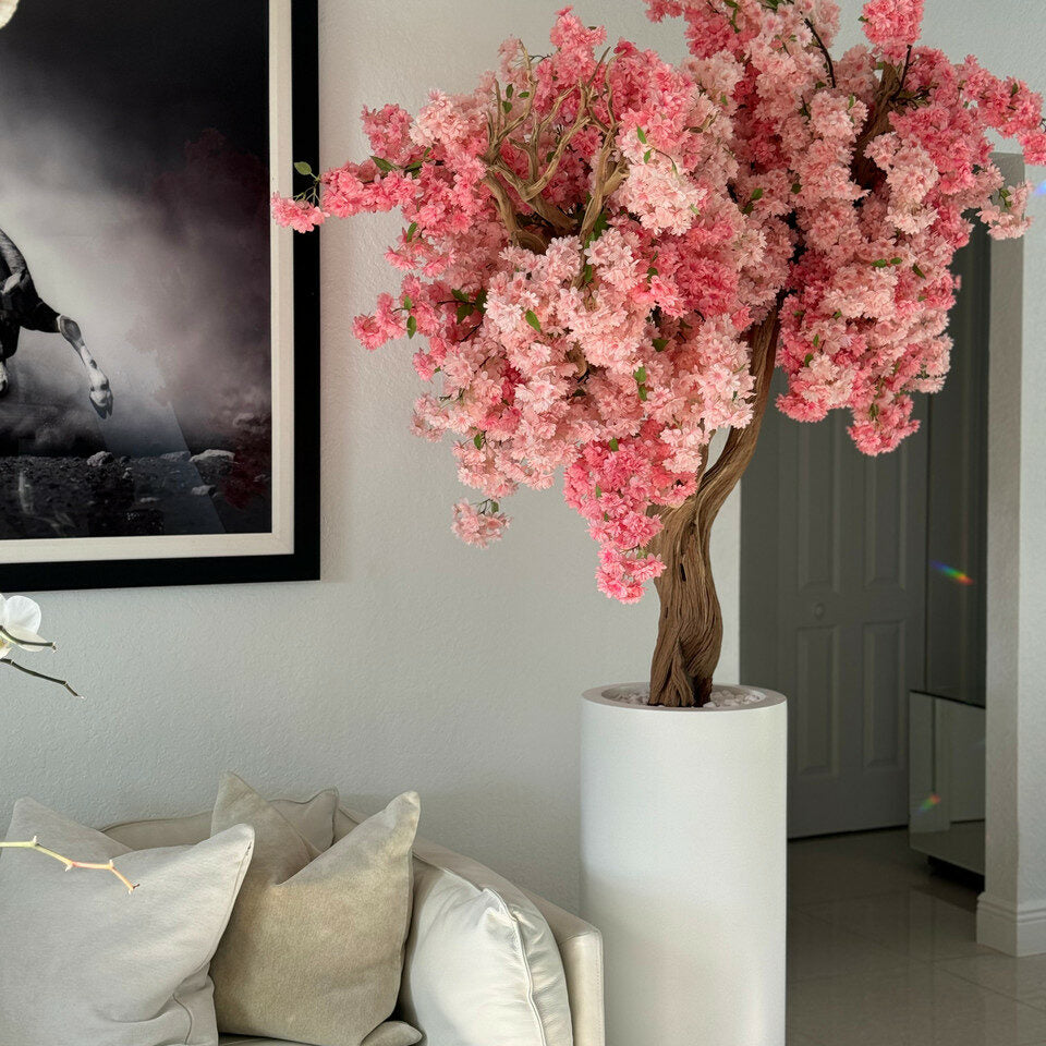 Matte weiße St. Tropez-Vase mit personalisierten rosa Blütenzweige