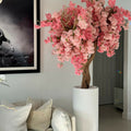 Matte weiße St. Tropez-Vase mit personalisierten rosa Blütenzweige
