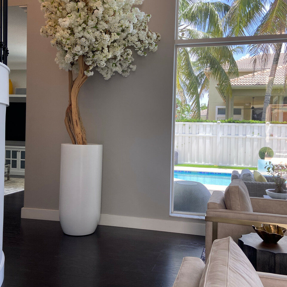 Mattbeige St. Tropez Vase mit weißem Blütenzweigebaum