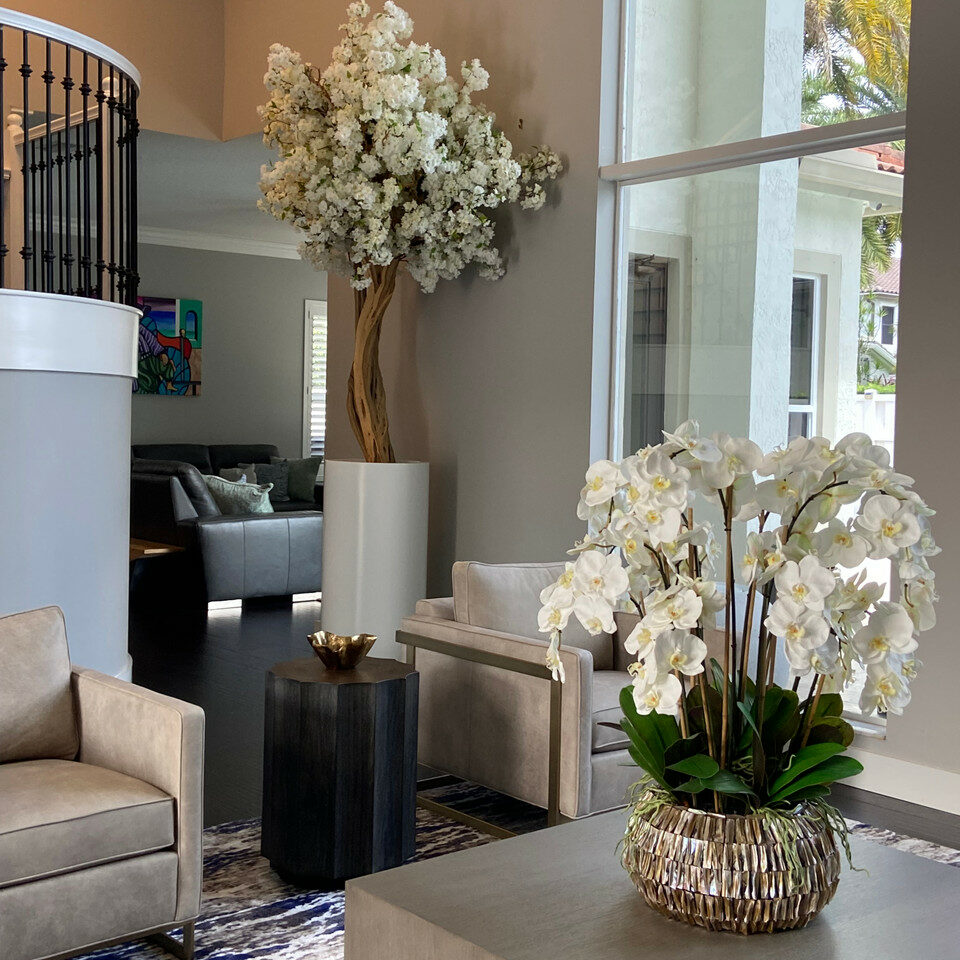 Mattbeige St. Tropez Vase mit weißem Blütenzweigebaum