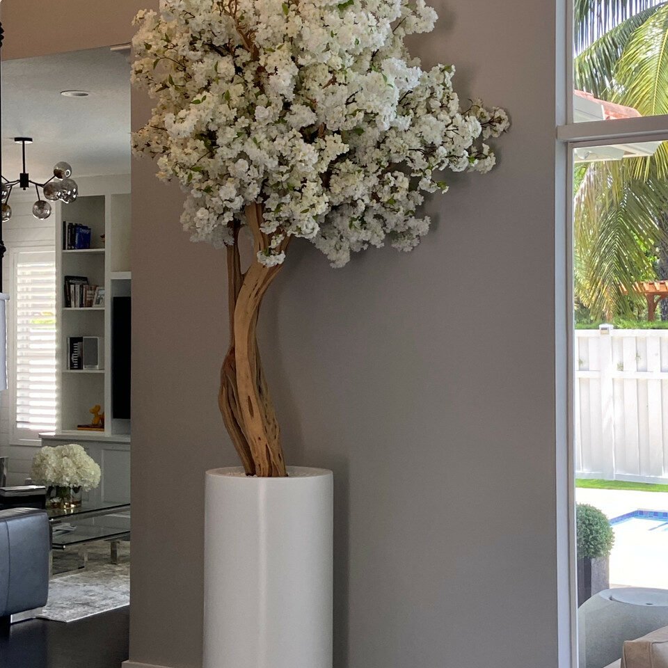 Mattbeige St. Tropez Vase mit weißem Blütenzweigebaum