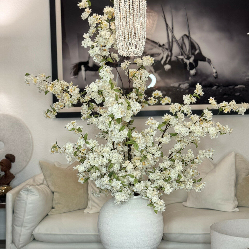 Konos Vase mit Blütenzweige