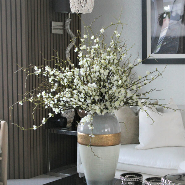 Vase „Göttin“ mit Blütenzweigezweigen