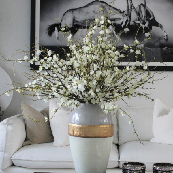 Vase „Göttin“ mit Blütenzweigezweigen